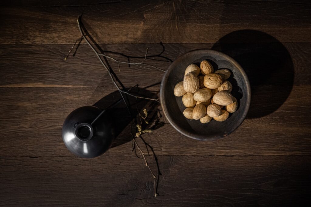 Houten keukenkast met robuuste afwerking - Gedetailleerde opname van een keukenkast met een warm en robuust houten oppervlak.