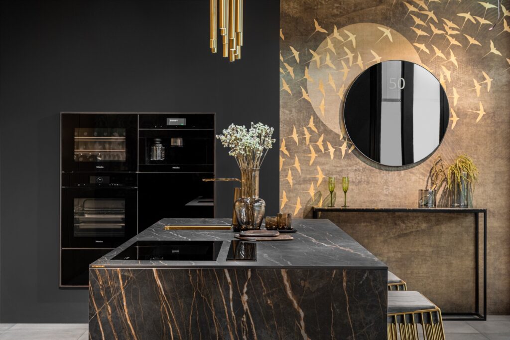 Esthetisch en technologisch geavanceerde Golden Glow keuken